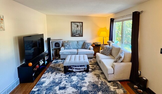Building Photo - 2916 Youngdale Ave Unit B
