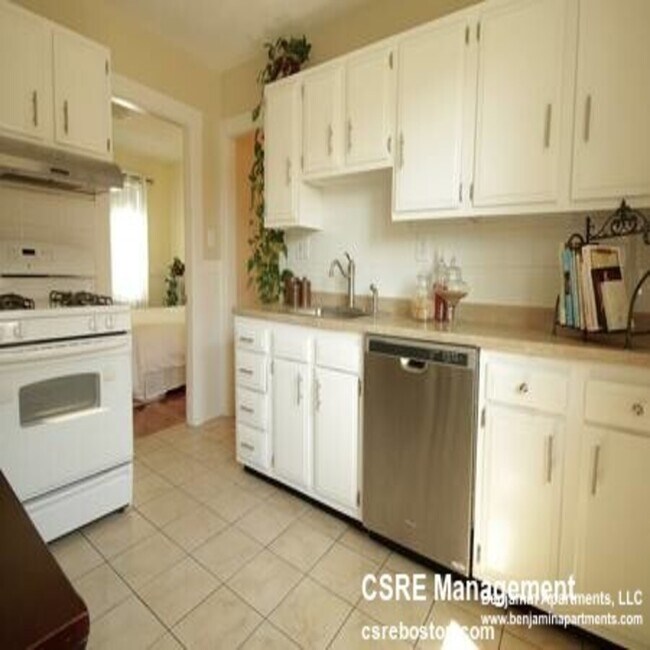 Building Photo - 62 Litchfield St Unit 1 Rental