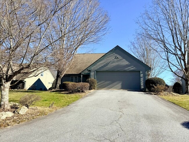 Building Photo - Spacious Home in Kenmure