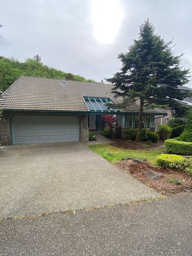 Photo - 4 Bed Room 2 Bath , 2 Car Garage