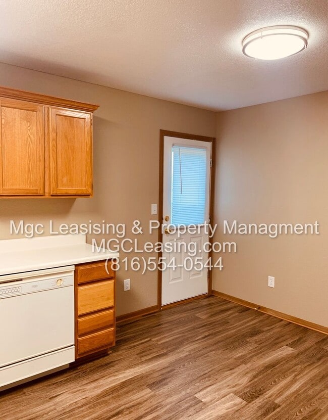 Photo - 204-206 NW Parker Dr