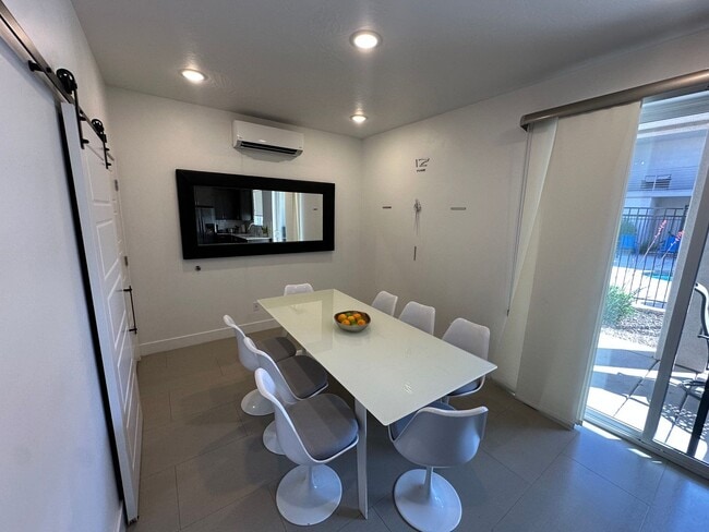1122 S 1790 St W