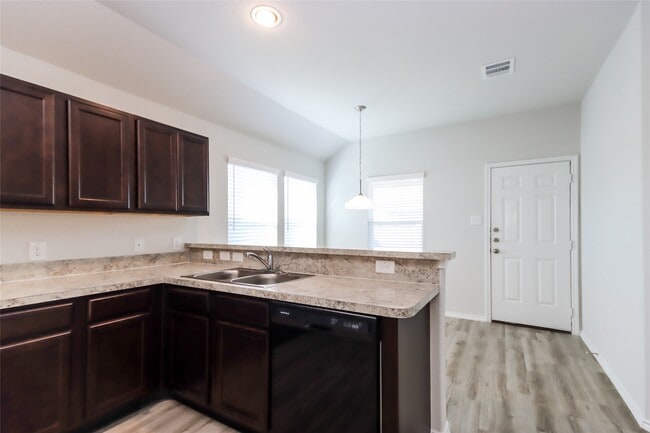 Photo - 17327 Cuthbert St