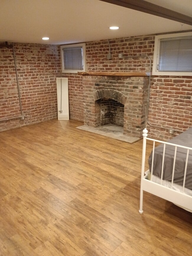 Building Photo - 2329 Clermont St Unit Clermont