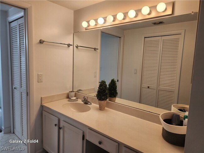 Photo - 805 River Point Dr Unidad C-307