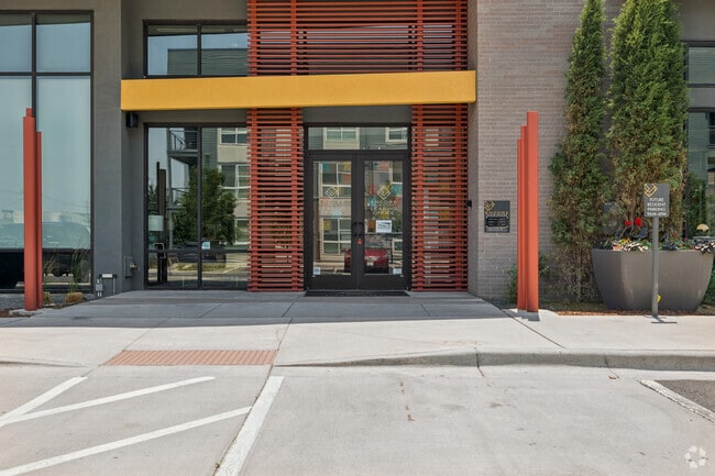 Entrada - Encore Evans Station Apartments