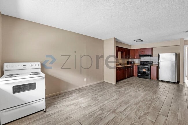 Building Photo - Unit B