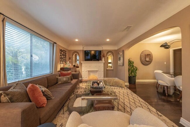 Photo - 1298 Cloverdale Ave Unidad 1298
