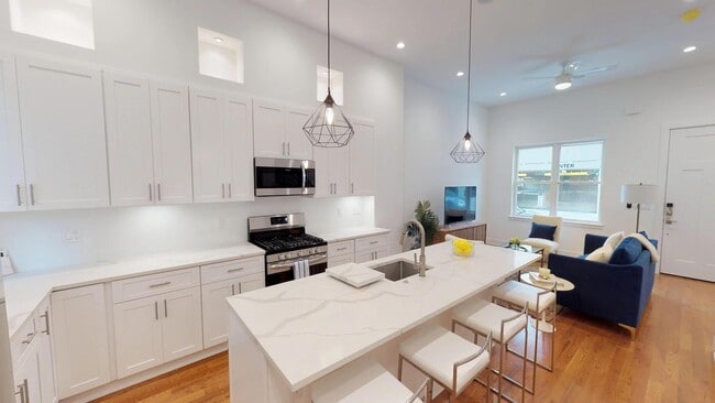 Building Photo - 146 W Wildey St Unit Townhouse Private Rooftop