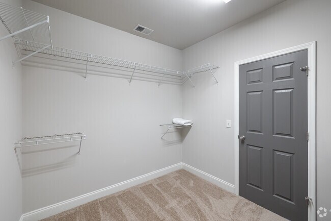 1BR, 1BA - 752SF - Spacious Closet