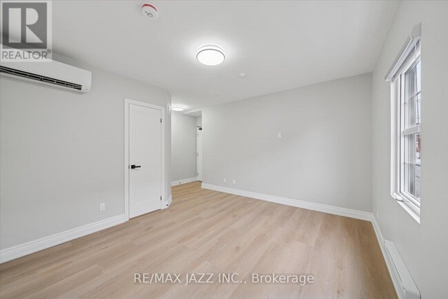 Photo - 251 Simcoe St S Unité 103