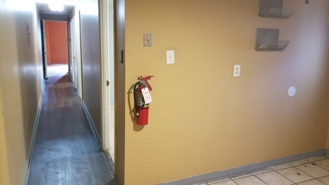 Photo - 5439 Whitby Ave Unidad Commercial