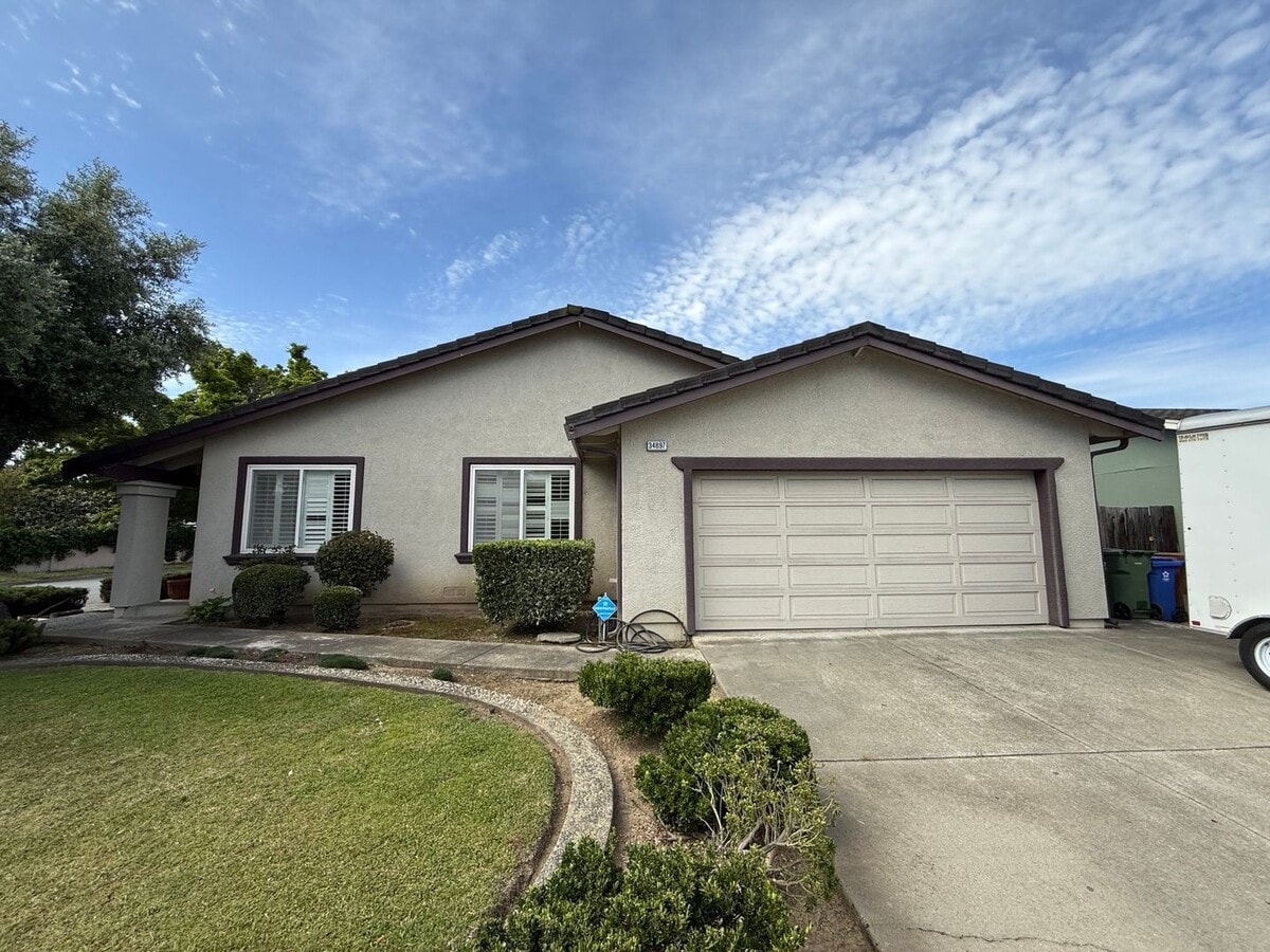 Modern Comfort Meets Prime Location in Fremont 3 bed. 2.5 bath, 16 month lease, Pool, near Warwic... - Modern Comfort Meets Prime Location in Fremont 3 bed. 2.5 bath, 16 month lease, Pool, near Warwic...
