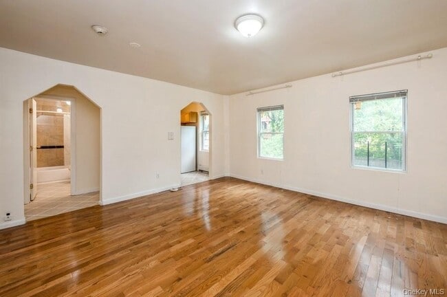 Photo - 84 Ravine Ave