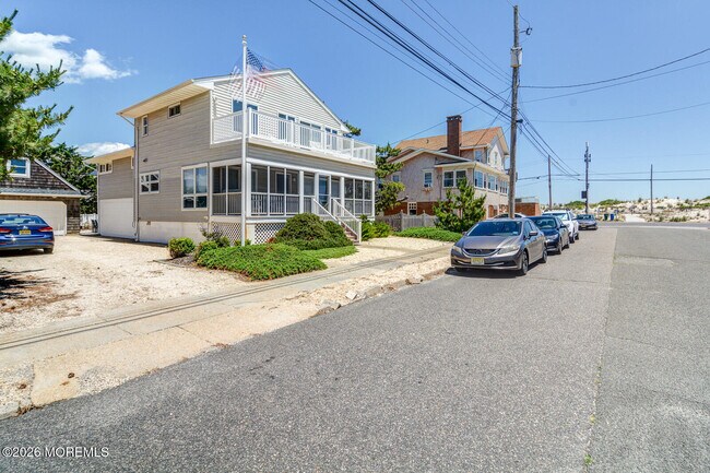 Photo - 10 E St