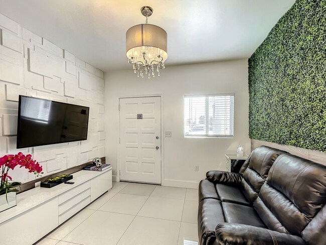 Building Photo - 2724 SW 36th Ave Unit D