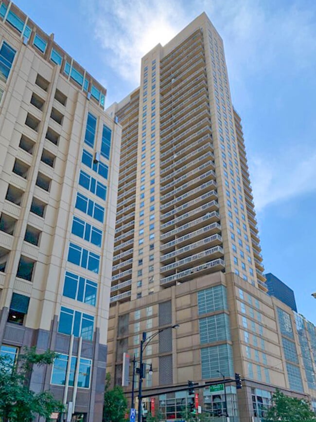 Photo - 545 N Dearborn St Unidad W1403 Rental