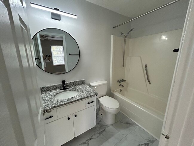 Photo - 940 Glenn St