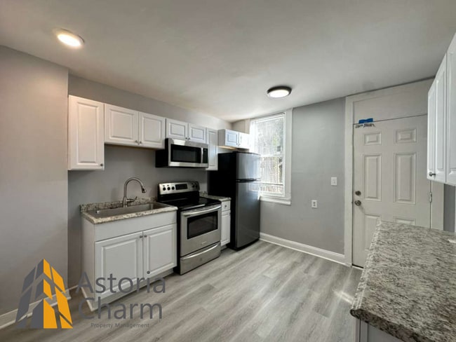 Building Photo - 3 Bedroom Plus Den Home with Renovated Kitchen and Fenced Yard