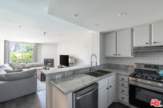 Building Photo - 5143 Bakman Ave Unit 212