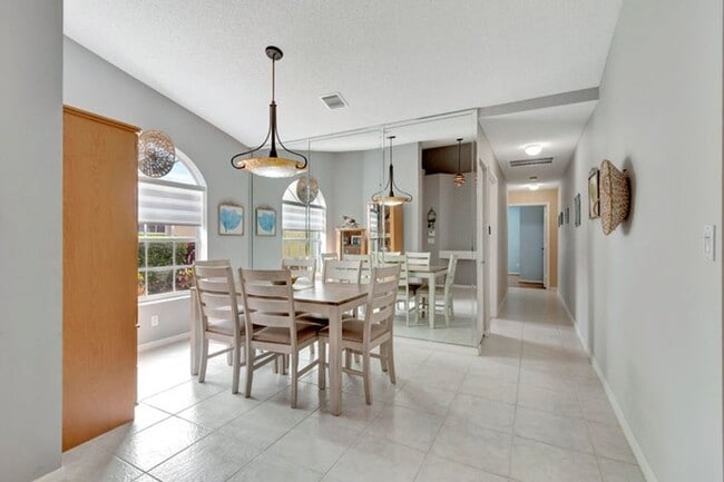 Photo - 6129 Heliconia Rd