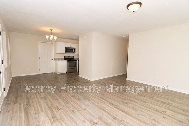 Building Photo - 1109 E 8th St Rental