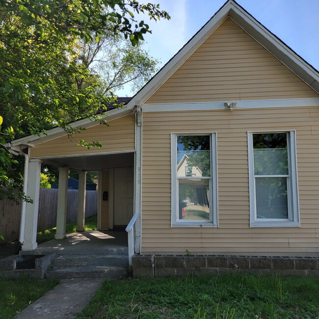 Near Westside 2BR House w/Attached Garage!