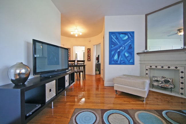 COZY UP AROUND THE FIRE PLACE - Gator Apartments