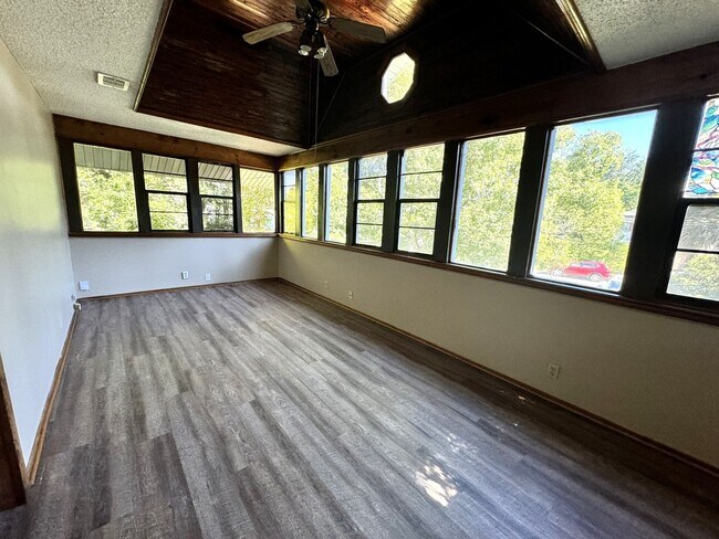 Photo - Delightful Riverside Apartment