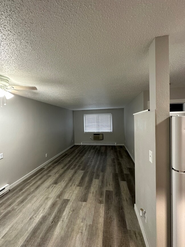 Living room - Riverside Apartments and Townhomes