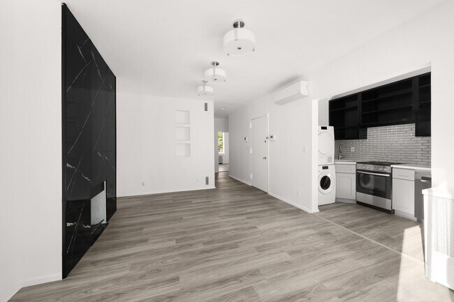 Photo - 426 W 22nd St