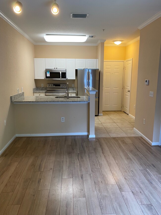 Living room to kitchen/entry - 9314 Crescent Loop Cir Apartamentos Unidad 203