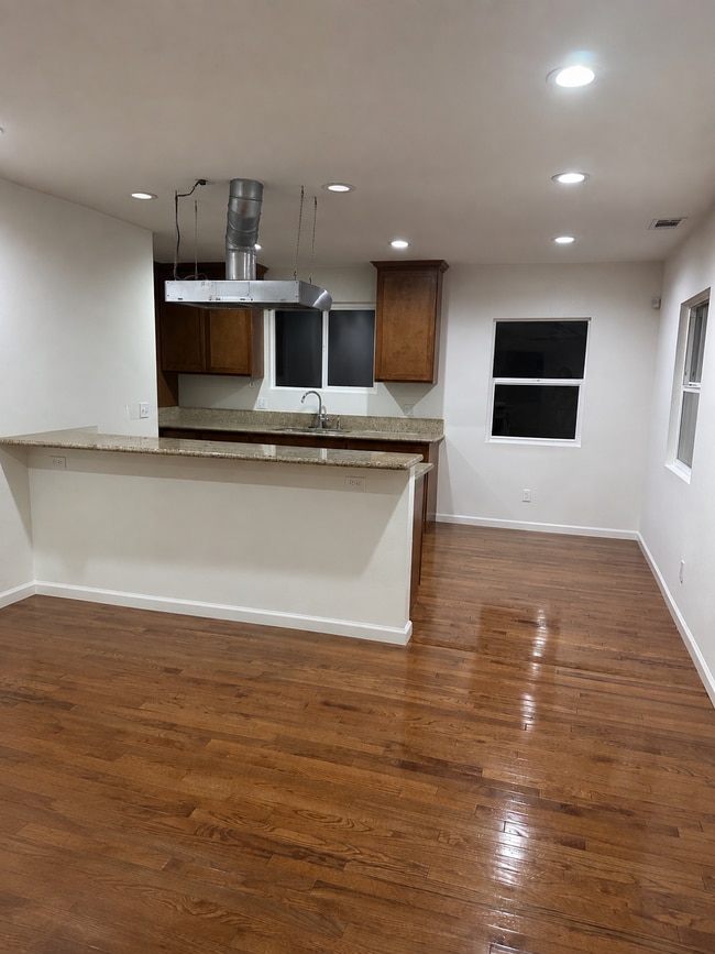 Photo - 4252 S Victoria Ave
