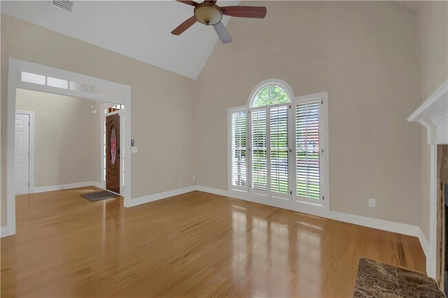 Photo - 312 Declaire Way NE