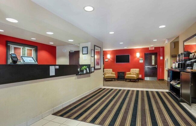 Furnished Studio-Richmond - Hilltop Mall