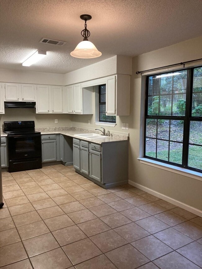 Photo - 285 Willow Ave