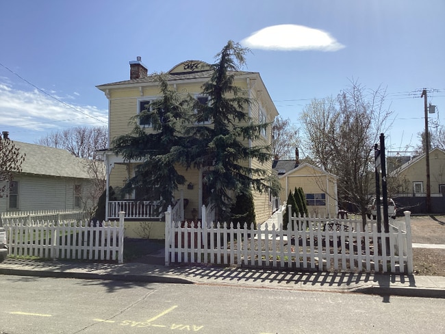Photo - 114 W Allyn St House