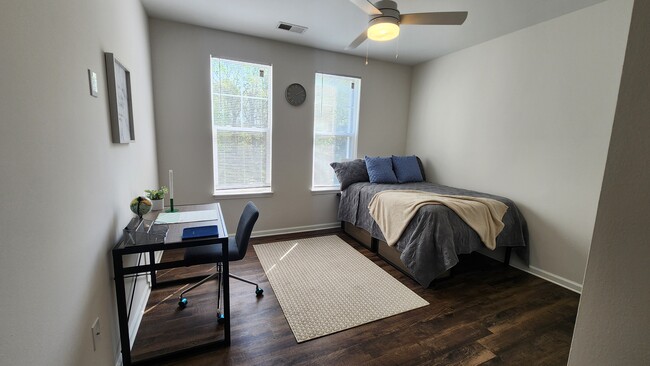 Diseños de habitaciones privadas pensados para la vida estudiantil y la comodidad que favorece el estudio. - Walden Station Apts