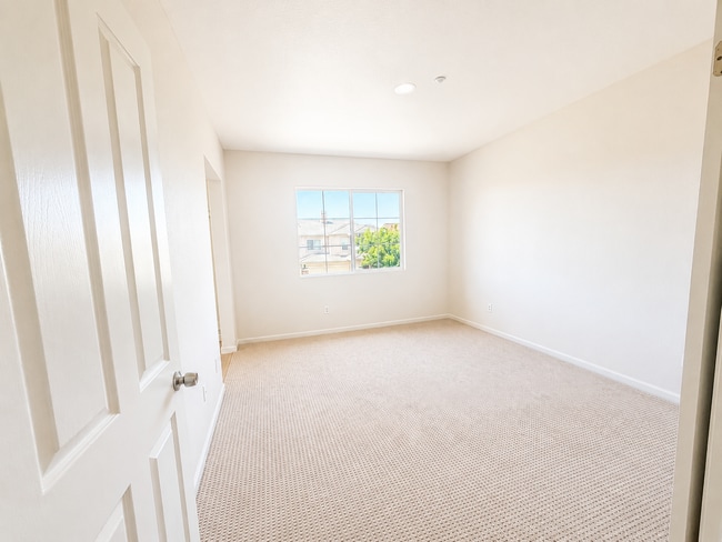 Photo - Beautiful Single Family 4 Bedroom Now Available!