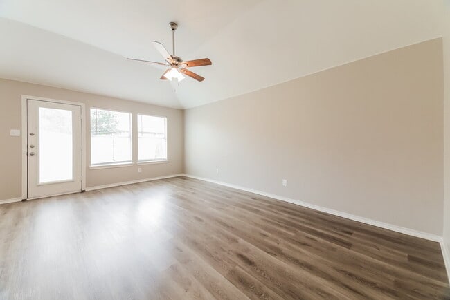 Photo - 1008 Halifax Ln