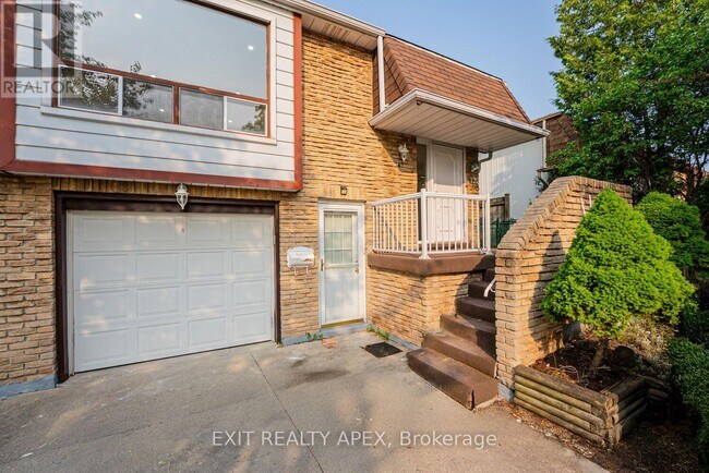 Photo - 122 Centre St N