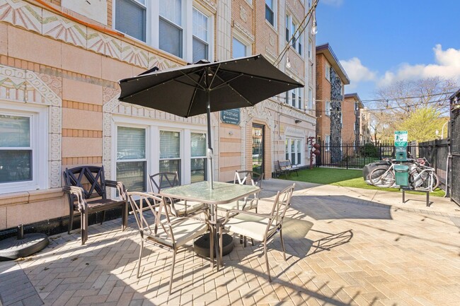 Photo - 1517 W Sherwin Ave Apartments