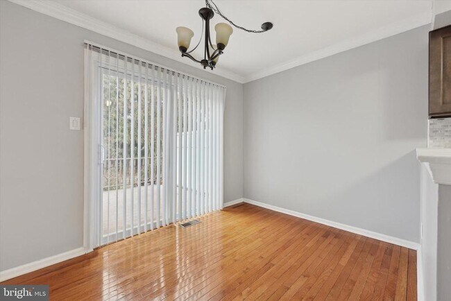 Photo - 306 Manor Ln