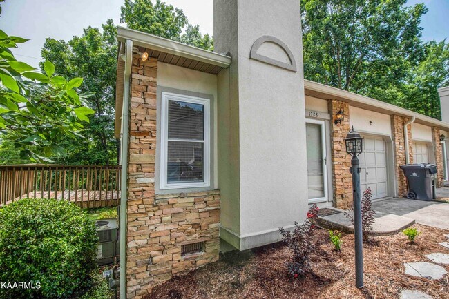 Photo - 1728 Stone Hedge Dr