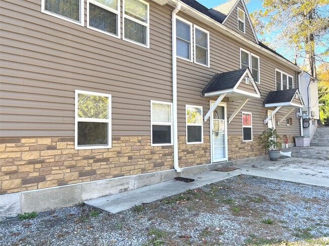 Building Photo - 185 Osborne Hill Rd Unit 2