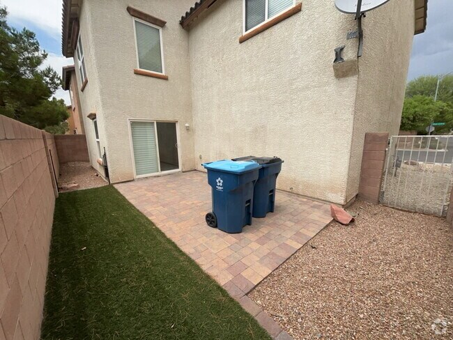 Building Photo - LOCATION IS KEY FOR SHOPPING AND SOCIALIZING Rental