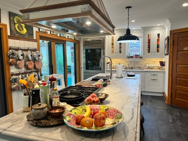 Photo - 725 Woodbine Ave