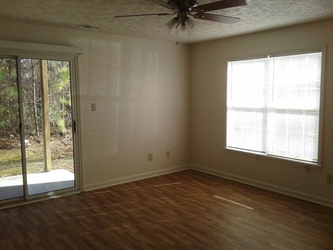 Photo - 2 Bedroom, 1 bath apartment - Downstairs Unit