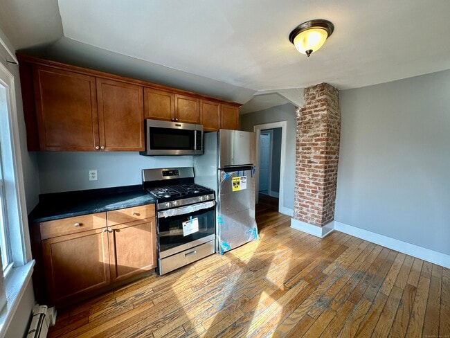 Building Photo - 2683 Fairfield Ave Unit 3rd Fl