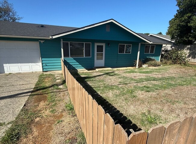 Building Photo - Updated 3+ Bedroom 2 Bath House with Large...